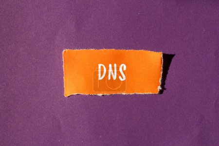 Mot DNS écrit sur papier orange déchiré avec fond violet. 
