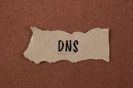 Mot DNS écrit sur papier déchiré avec fond brun. Co