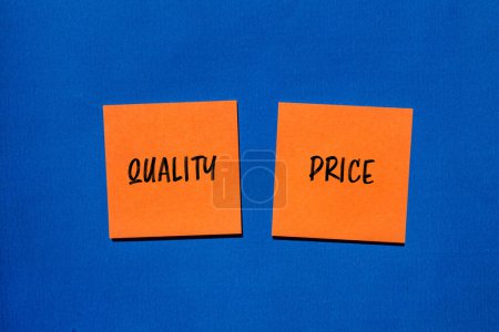 Qualitätspreiswörter auf orangefarbenen Aufklebern mit blauem Hintergrund. Konzeptionelle Qualität oder Preissymbol. Kopierraum.