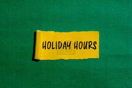 Heures de vacances mots écrits sur papier jaune déchiré avec fond vert. Symbole conceptuel des heures de vacances. Espace de copie.