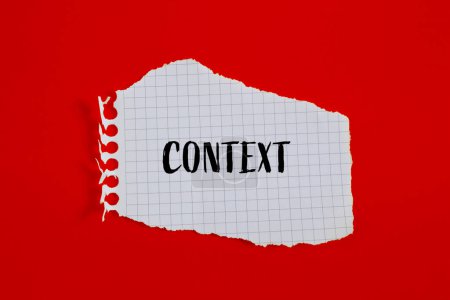 Foto de Palabra contextual escrita en papel blanco rasgado con fondo rojo. Símbolo de contexto conceptual. Copiar espacio. - Imagen libre de derechos