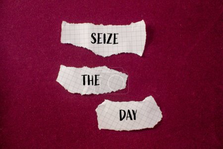 Saisissez les mots du jour écrits sur des morceaux de papier blanc déchiré avec un fond violet. Conceptuel saisir le symbole du jour. Espace de copie.