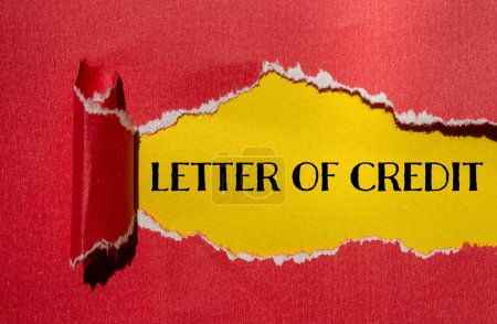 Letra de crédito escrita en papel rojo rasgado con fondo amarillo. Conceptual carta de negocios de concepto de crédito. Copiar espacio.