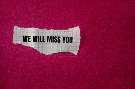 Wir werden dich vermissen, Worte, die auf zerrissenem Papier mit violettem Hintergrund geschrieben wurden. Konzeptionell werden wir dich vermissen. Kopierraum.