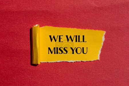 Wir werden dich vermissen, Worte, die auf zerrissenem gelben Papier mit rotem Hintergrund geschrieben sind. Konzeptionell werden wir dich vermissen. Kopierraum.