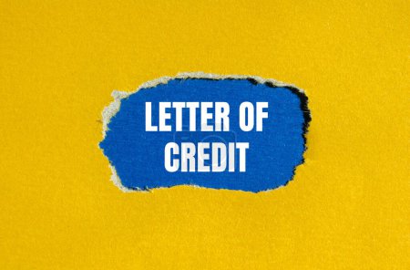 Letra de crédito escrita en papel amarillo rasgado con fondo azul. Signatura de crédito conceptual. Copiar espacio.