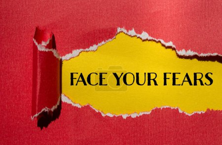 Faites face à vos craintes mots écrits sur du papier rouge déchiré avec fond jaune. Conceptuel face à votre concept de peurs. Espace de copie.