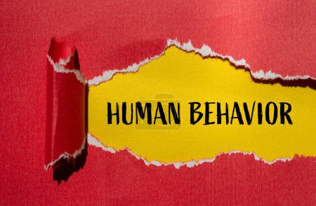Palabras de comportamiento humano escritas en papel rojo rasgado con fondo amarillo. Concepto de comportamiento humano conceptual. Copiar espacio.
