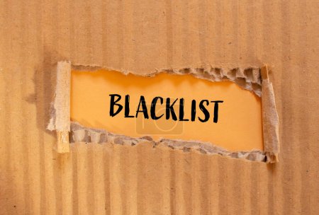Mot de la liste noire écrit sur du papier cartonné déchiré avec fond orange. Symbole conceptuel de la liste noire. Espace de copie.