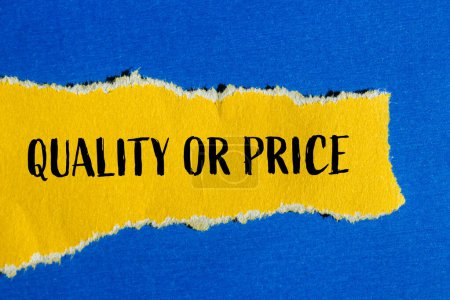 Mots de qualité ou de prix écrits sur papier jaune déchiré avec fond bleu. Qualité conceptuelle ou symbole de prix. Espace de copie.