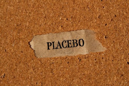 Mot placebo écrit sur papier déchiré avec fond brun. Symbole conceptuel du placebo. Espace de copie.