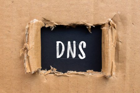Mot DNS écrit sur du papier cartonné déchiré avec fond noir
