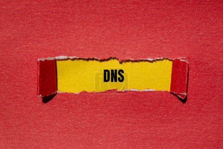 Mot DNS écrit sur papier rouge déchiré avec fond jaune. Symbole DNS conceptuel. Espace de copie.