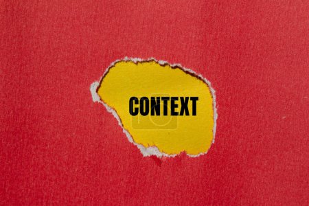 Contexte mot écrit sur du papier rouge déchiré avec fond jaune. Symbole conceptuel du mot contextuel. Espace de copie.