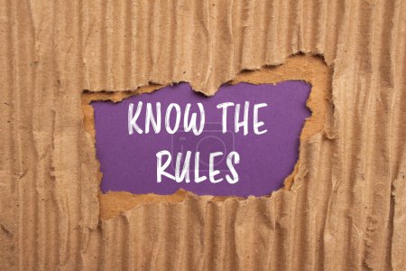 Connaître les règles mots écrits sur du papier cartonné déchiré avec fond violet. Conceptuel connaître le symbole des règles. Espace de copie.