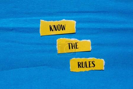 Connaître les règles mots écrits sur des morceaux de papier jaune déchiré avec fond bleu. Conceptuel connaître le symbole des règles. Espace de copie.