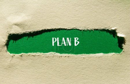 Plan b mots écrits sur du papier déchiré avec fond vert. Plan conceptuel b symbole. Espace de copie.