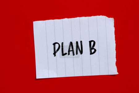 Plan b mots écrits sur du papier déchiré avec fond rouge. Plan conceptuel b symbole. Espace de copie.