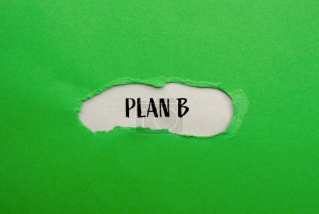 Plan b mots écrits sur papier vert déchiré avec fond gris. Plan conceptuel b symbole. Espace de copie.