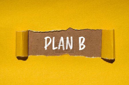 Plan b mots écrits sur papier jaune déchiré avec fond brun. Plan conceptuel b symbole. Espace de copie.