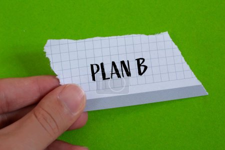 Plan b mots écrits sur du papier déchiré avec fond vert. Plan conceptuel b symbole. Espace de copie.