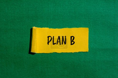 Plan b mots écrits sur du papier jaune déchiré avec fond vert. Plan conceptuel b symbole. Espace de copie.