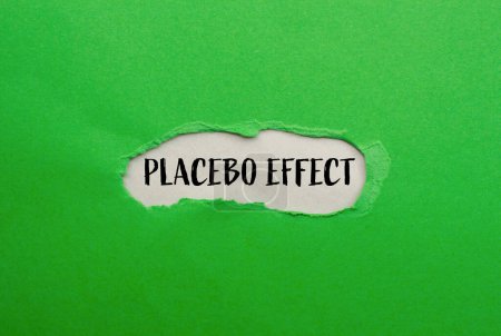 Mots à effet placebo écrits sur papier vert déchiré avec fond gris. Symbole conceptuel de l'effet placebo. Espace de copie.