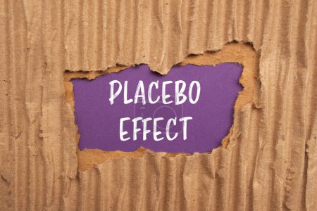 Mots à effet placebo écrits sur du papier cartonné déchiré avec fond violet. Symbole conceptuel de l'effet placebo. Espace de copie.