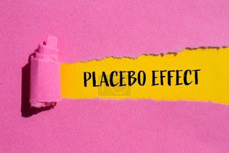Mots à effet placebo écrits sur papier rose déchiré avec fond jaune. Symbole conceptuel de l'effet placebo. Espace de copie.