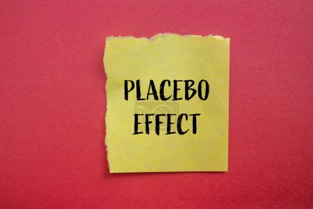 Mots à effet placebo écrits sur papier jaune déchiré avec fond rouge. Symbole conceptuel de l'effet placebo. Espace de copie.