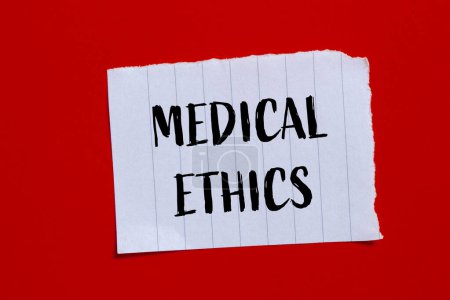 Mots d'éthique médicale écrits sur papier déchiré avec fond rouge. Symbole d'éthique médicale conceptuelle. Espace de copie.