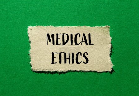 Mots d'éthique médicale écrits sur papier déchiré avec fond vert. Symbole d'éthique médicale conceptuelle. Espace de copie.