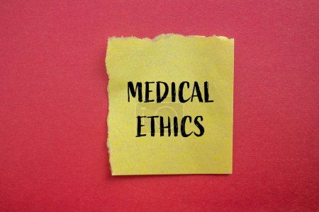 Mots d'éthique médicale écrits sur papier jaune déchiré avec fond rouge. Symbole d'éthique médicale conceptuelle. Espace de copie.
