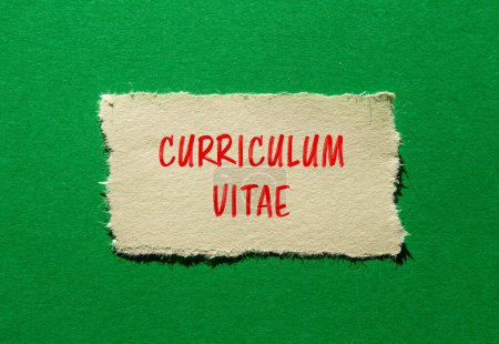 Curriculum vitae mots écrits sur papier déchiré avec fond vert. curriculum vitae conceptuel symbole CV. Espace de copie