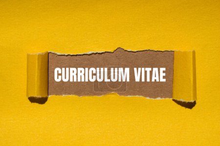 Curriculum vitae mots écrits sur papier jaune déchiré avec fond brun. curriculum vitae conceptuel symbole CV. Espace de copie.