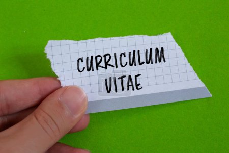 Curriculum vitae mots écrits sur papier déchiré avec fond vert. curriculum vitae conceptuel symbole CV. Espace de copie.