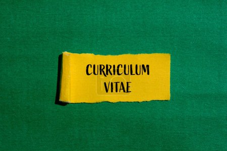Curriculum vitae mots écrits sur papier jaune déchiré avec fond vert. Curriculum vitae conceptuel symbole. Espace de copie.