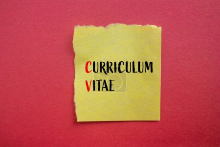 Curriculum vitae mots écrits sur papier jaune déchiré avec fond rouge. curriculum vitae conceptuel symbole CV. Espace de copie.