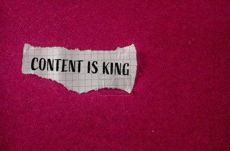 Contenu est roi mots écrits sur morceau de papier déchiré avec fond violet. Le contenu conceptuel est le symbole du roi. Espace de copie.