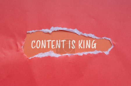 Contenu est roi mots écrits sur du papier déchiré avec fond orange. Le contenu conceptuel est le symbole du roi. Espace de copie.