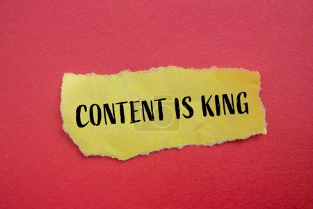 Contenu est roi mots écrits sur du papier jaune déchiré avec fond rouge. Le contenu conceptuel est le symbole du roi. Espace de copie.