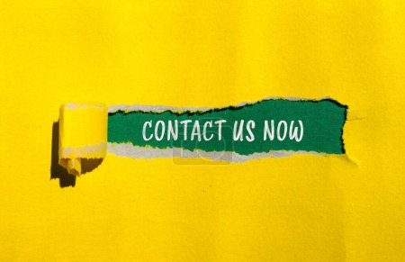 Contactez-nous maintenant des mots écrits sur du papier jaune déchiré avec un fond vert. Conceptuel contactez-nous maintenant symbole. Espace de copie.