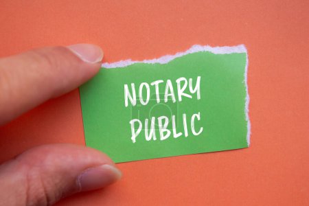 Mots publics notariés écrits sur papier vert déchiré avec fond orange. Notaire conceptuel symbole public. Espace de copie.