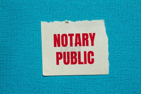 Mots publics notariés écrits sur papier déchiré avec fond bleu. Notaire conceptuel symbole public. Espace de copie.