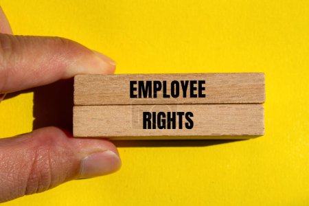 Téléchargez les photos : Droits de l'employé mots écrits sur des blocs de bois avec fond jaune. Symbole conceptuel des droits des employés. Espace de copie. - en image libre de droit