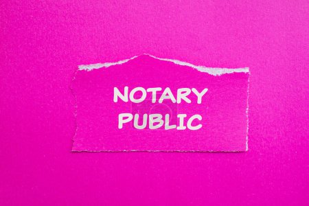Mots publics notariés écrits sur papier déchiré avec fond rose. Notaire conceptuel symbole public. Espace de copie.