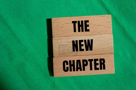 Foto de Las nuevas palabras del capítulo escritas en bloques de madera con fondo verde. Conceptual el nuevo símbolo del capítulo. - Imagen libre de derechos