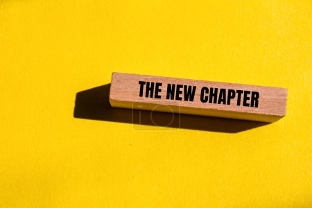 Foto de Las nuevas palabras del capítulo escritas en bloque de madera con fondo amarillo. Conceptual el nuevo símbolo del capítulo. - Imagen libre de derechos