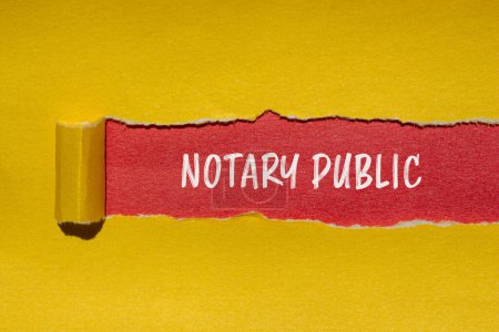 Mots publics notariés écrits sur papier jaune déchiré avec fond rouge. Notaire conceptuel symbole public. Espace de copie.
