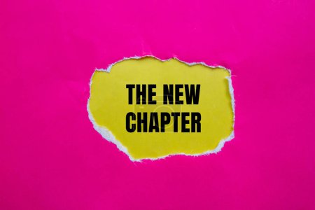 Foto de Las nuevas palabras del capítulo escritas en papel rosa rasgado con fondo amarillo. Conceptual el nuevo símbolo de capítulo. Copiar espacio. - Imagen libre de derechos